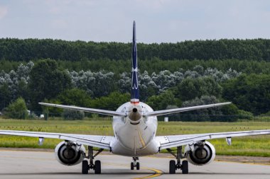 Budapeşte Macaristan 20 Ağustos 2019: Boeing 737 'nin Budapeşte Uluslararası Havalimanı' ndan kalkışa geçişi.