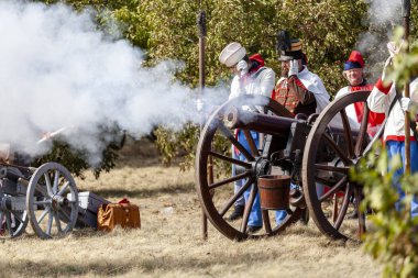 Pkozd Macaristan 29 Eylül 2019: Topçular iş başında. 1848 'de Macaristan' daki tarihi Bağımsızlık Savaşı 'nda savaşan tanımlanamayan canlandırmacılar. O savaş kazanıldı. Ama özgürlük kısa ömürlüydü.. 