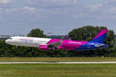 Budapeşte Macaristan 25 Temmuz 2019: Wizzair Airline Airbus 320 Budapeşte Uluslararası Havaalanı.