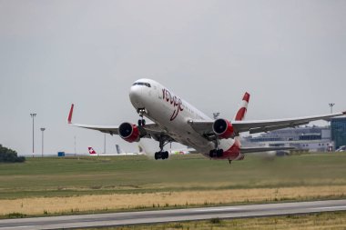 Budapeşte Macaristan 14 Temmuz 2019: Air Canada Airlines Rouge Boeing 787 Budapeşte Uluslararası Havaalanına yeni indi.