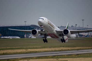 Budapeşte Macaristan 14 Temmuz 2019: Emirates Havayolları Boeing 777 A6-Ent Budapeşte Uluslararası Havaalanı 'ndan havalandı.