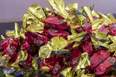  Noel çikolatası ayrı ayrı bir kaseye sarılmış. 