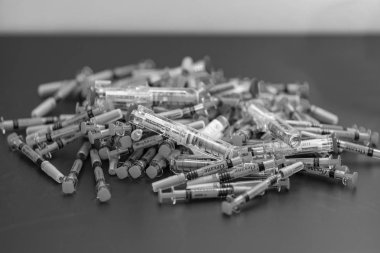 Budapeşte Macaristan 14 Şubat 2019: Geçmişinde Clexane (kan inceltici) enjeksiyon iğnesi yığını.