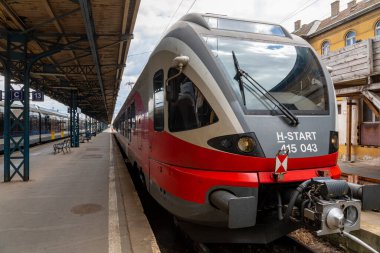 Budapeşte Macaristan-Haziran 1, 2020: Keleti Tren İstasyonu 'nda şehirlerarası H-STAR treni. Budapeşte 'yi Avrupa' nın geri kalanına bağlamak. 