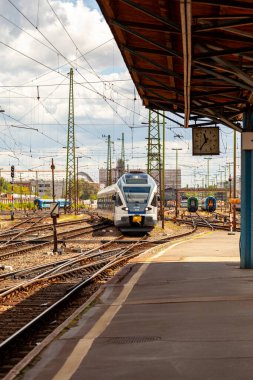 Budapeşte Macaristan-Haziran 1, 2020: Keleti Tren İstasyonu 'nda şehirlerarası H-STAR treni. Budapeşte 'yi Avrupa' nın geri kalanına bağlamak. 