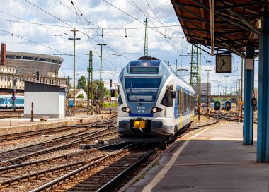 Budapeşte Macaristan-Haziran 1, 2020: Keleti Tren İstasyonu 'nda şehirlerarası H-STAR treni. Budapeşte 'yi Avrupa' nın geri kalanına bağlamak. 