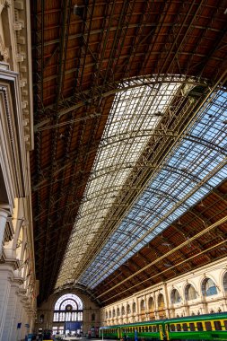 Keleti Tren İstasyonu Avrupa 'nın en eskilerindendir. Lokomotifler, koçlar ve yolcular. Macaristan ve Avrupa 'nın geri kalanını birbirine bağlamak. - Budapeşte Macaristan