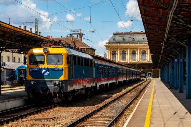  Budapeşte Macaristan - 1 Haziran 2020: Keleti Tren İstasyonu 'ndaki H-STAR (Macar Demiryolları). Yolculara hizmet veren ve Avrupa 'yı birbirine bağlayan lokomotifler ve arabalar. 