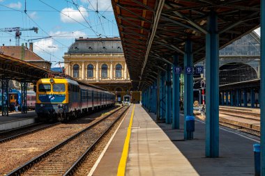  Budapeşte Macaristan - 1 Haziran 2020: Keleti Tren İstasyonu 'ndaki H-STAR (Macar Demiryolları). Yolculara hizmet veren ve Avrupa 'yı birbirine bağlayan lokomotifler ve arabalar. 