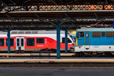  Budapeşte Macaristan - 1 Haziran 2020: Keleti tren istasyonunun yolcu platformu. Lokomotifler, vagonlar ve yolcular. Macaristan 'ı Avrupa ve Asya' nın geri kalanına bağlamak. 