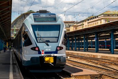 Budapeşte Macaristan-Haziran 1, 2020: Keleti Tren İstasyonu 'nda şehirlerarası H-STAR treni. Budapeşte 'yi Avrupa' nın geri kalanına bağlamak. 