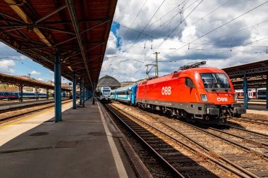   Budapeşte Macaristan-Haziran 1, 2020: Keleti Tren İstasyonu 'ndaki OBB (Avusturya Federal Demiryolları) lokomotifi. Budapeşte 'yi Avrupa' nın geri kalanına bağlamak. 