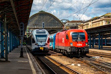   Budapeşte Macaristan-Haziran 1, 2020: Keleti Tren İstasyonu 'ndaki OBB (Avusturya Federal Demiryolları) lokomotifi. Budapeşte 'yi Avrupa' nın geri kalanına bağlamak. 