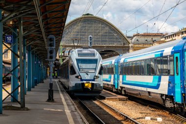 Budapeşte Macaristan-Haziran 1, 2020: Keleti Tren İstasyonu 'nda şehirlerarası H-STAR treni. Budapeşte 'yi Avrupa' nın geri kalanına bağlamak. 