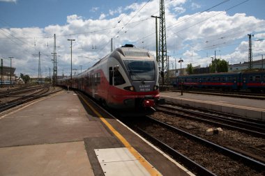 Budapeşte Macaristan-Haziran 1, 2020: Keleti Tren İstasyonu 'nda şehirlerarası H-STAR treni. Budapeşte 'yi Avrupa' nın geri kalanına bağlamak. 