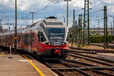 Budapeşte Macaristan-Haziran 1, 2020: Keleti Tren İstasyonu 'nda şehirlerarası H-STAR treni. Budapeşte 'yi Avrupa' nın geri kalanına bağlamak. 