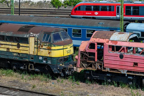 匈牙利布达佩斯Keleti火车站 2020年6月1日 旧机车 Nohab和B型机车 柴油电 在侧线上生锈 — 图库照片