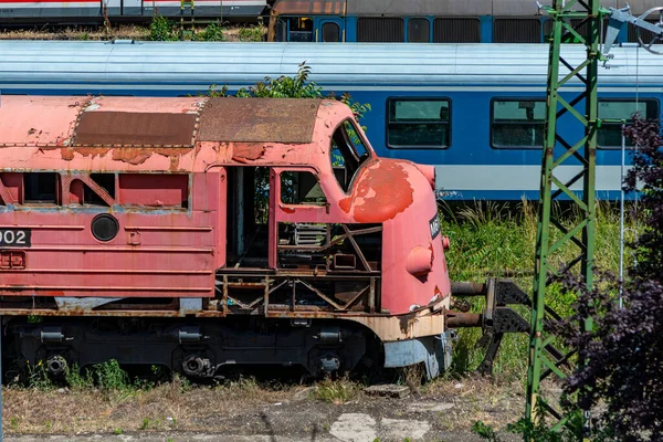 ブダペスト ハンガリー ケレティ鉄道駅2020年6月1日 旧機関車 ノハブとBユニット のディーゼル電気自動車が側線を走る — ストック写真