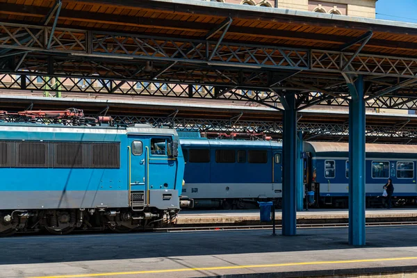 Budapest Hungary 2020 Június Keleti Pályaudvar Utasperonja Mozdonyok Kocsik Utasok — Stock Fotó