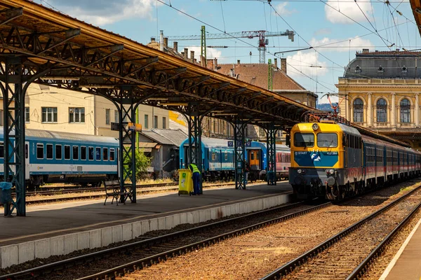  Budapeşte Macaristan - 1 Haziran 2020: Keleti Tren İstasyonu 'ndaki H-STAR (Macar Demiryolları). Yolculara hizmet veren ve Avrupa 'yı birbirine bağlayan lokomotifler ve arabalar. 