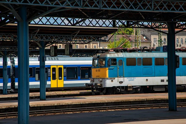 Budapeste Hungary Jun 2020 Plataforma Passageiros Estação Ferroviária Keleti Locomotivas — Fotografia de Stock