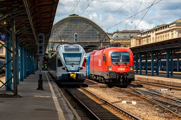 ブダペスト2020年6月1日 ケレティ駅のObb オーストリア連邦鉄道 の機関車 ブダペストとヨーロッパの他の地域とを結ぶ — ストック写真