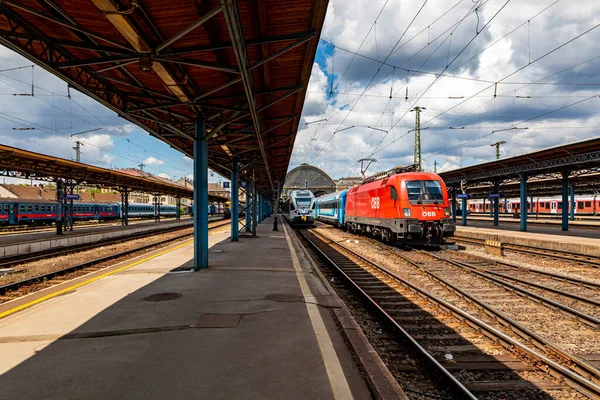 ブダペスト2020年6月1日 ケレティ駅のObb オーストリア連邦鉄道 の機関車 ブダペストとヨーロッパの他の地域とを結ぶ — ストック写真