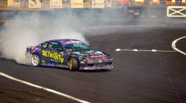 Tokol Macaristan 14 Haziran 2020: Sürüklenen araba yarışı zaman ve Mach için. Eski bir askeri havaalanı olan Tokol, şu anda motor sporları merkezi olarak hizmet vermektedir..