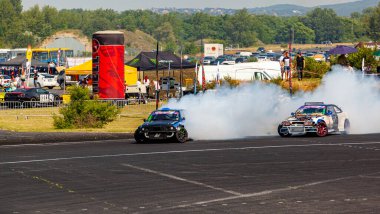 Tokol Macaristan 14 Haziran 2020: Sürüklenen araba yarışı zaman ve Mach için. Eski bir askeri havaalanı olan Tokol, şu anda motor sporları merkezi olarak hizmet vermektedir..