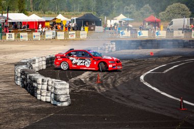 Tokol Macaristan 14 Haziran 2020: Sürüklenen araba yarışı zaman ve Mach için. Eski bir askeri havaalanı olan Tokol, şu anda motor sporları merkezi olarak hizmet vermektedir..