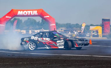 Tokol Macaristan 14 Haziran 2020: Sürüklenen araba yarışı zaman ve Mach için. Eski bir askeri havaalanı olan Tokol, şu anda motor sporları merkezi olarak hizmet vermektedir..