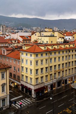 Trieste İtalya 12 Nisan 2019: Yağmurda şehrin kırmızı çatısı.