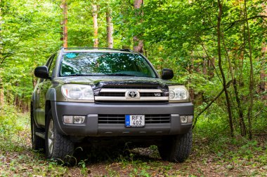 Macaristan Bakony dağ sırası 9 Temmuz 2020: Toyota 4Runner SUV orman yolunda turneye çıktı.