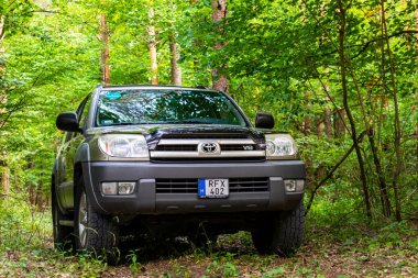 Macaristan Bakony dağ sırası 9 Temmuz 2020: Toyota 4Runner SUV orman yolunda turneye çıktı.