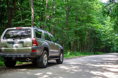 Macaristan Bakony dağ sırası 9 Temmuz 2020: Toyota 4Runner SUV orman yolunda turneye çıktı.