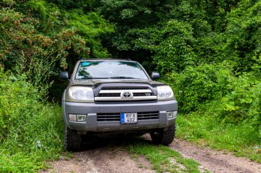 Macaristan Bakony dağ sırası 19 Temmuz 2020: Toyota 4Runner SUV orman yolunda turneye çıktı.