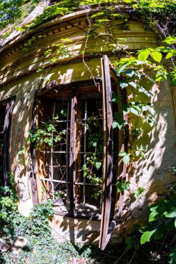 XIX 'in ortasından kalma harabeler içinde bir şato. Macaristan 'da, Balaton Gölü yakınlarında..