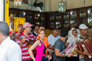Havana, Küba - 14 Şubat 2018: Down Town 'da ve Old Havana' daki o mahallede sıradan bir hayatın tadını çıkaran kimliği belirsiz insanlar.