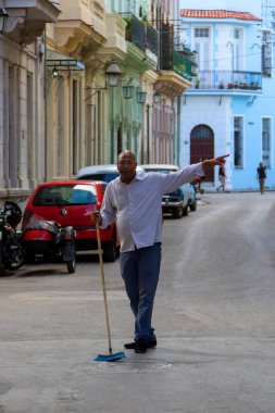 Havana, Küba - 14 Şubat 2018: Down Town 'da ve Old Havana' daki o mahallede sıradan bir hayatın tadını çıkaran kimliği belirsiz insanlar.
