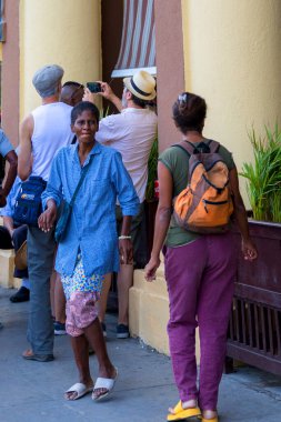 Havana, Küba - 14 Şubat 2018: Down Town 'da ve Old Havana' daki o mahallede sıradan bir hayatın tadını çıkaran kimliği belirsiz insanlar.