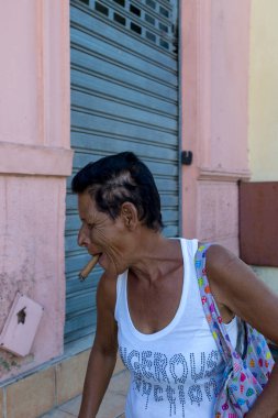 Havana, Küba - 14 Şubat 2018: Down Town 'da ve Old Havana' daki o mahallede sıradan bir hayatın tadını çıkaran kimliği belirsiz insanlar.