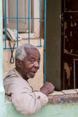 Havana, Küba - 14 Şubat 2018: Down Town 'da ve Old Havana' daki o mahallede sıradan bir hayatın tadını çıkaran kimliği belirsiz insanlar.