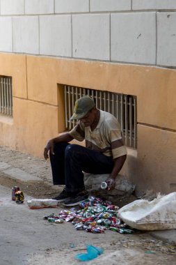 Havana, Küba - 14 Şubat 2018: Down Town 'da ve Old Havana' daki o mahallede sıradan bir hayatın tadını çıkaran kimliği belirsiz insanlar.