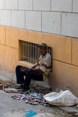 Havana, Küba - 14 Şubat 2018: Down Town 'da ve Old Havana' daki o mahallede sıradan bir hayatın tadını çıkaran kimliği belirsiz insanlar.