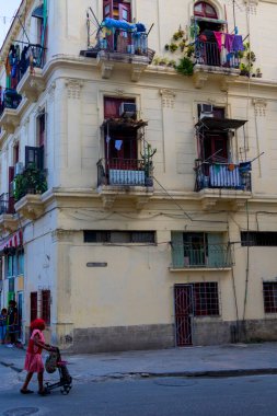 Havana, Küba - 14 Şubat 2018: Down Town 'da ve Old Havana' daki o mahallede sıradan bir hayatın tadını çıkaran kimliği belirsiz insanlar.