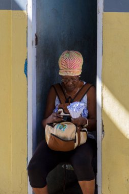 Havana, Küba - 14 Şubat 2018: Down Town 'da ve Old Havana' daki o mahallede sıradan bir hayatın tadını çıkaran kimliği belirsiz insanlar.