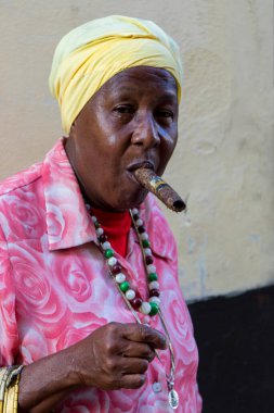 Havana, Küba - 14 Şubat 2018: Down Town 'da ve Old Havana' daki o mahallede sıradan bir hayatın tadını çıkaran kimliği belirsiz insanlar.