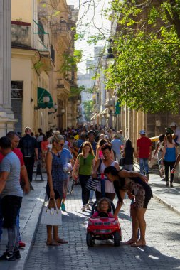 Havana, Küba - 14 Şubat 2018: Down Town 'da ve Old Havana' daki o mahallede sıradan bir hayatın tadını çıkaran kimliği belirsiz insanlar.