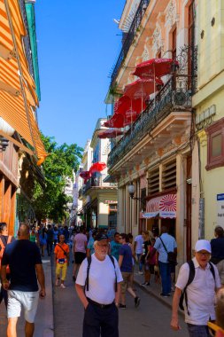 Havana, Küba - 14 Şubat 2018: Down Town 'da ve Old Havana' daki o mahallede sıradan bir hayatın tadını çıkaran kimliği belirsiz insanlar.