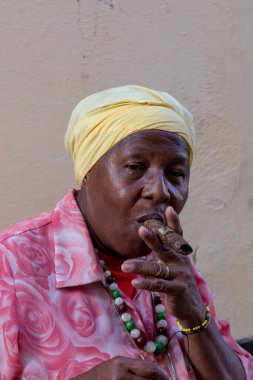 Havana, Küba - 14 Şubat 2018: Down Town 'da ve Old Havana' daki o mahallede sıradan bir hayatın tadını çıkaran kimliği belirsiz insanlar.